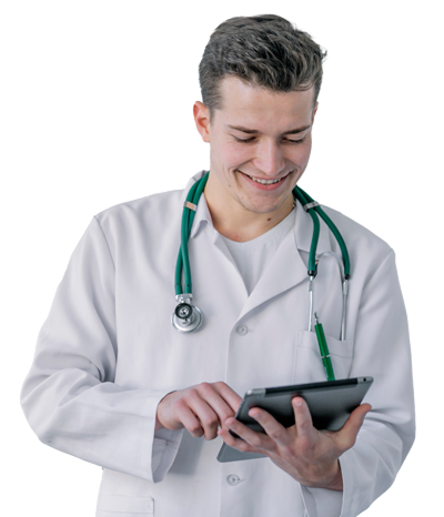 Médico sorrindo usando um tablet